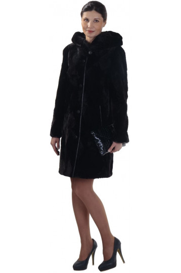 Мутоновая шуба классического кроя с капюшоном из норки